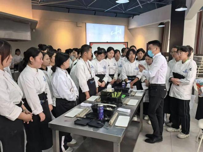 天津市禾之鮮餐飲管理有限公司到訪市職教中心，共探婚慶禮儀服務(wù)產(chǎn)教融合新路徑